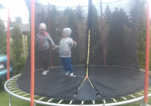 15 Dzieci skaczą na trampolinie